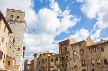 Fototapeta na wymiar Piazza nel centro storico di San Gimignano in Toscana
