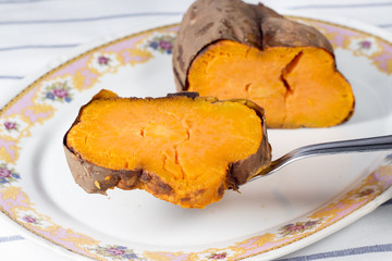 Cake shovel with a slice of roasted sweet potato