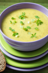 Vegane Cremesuppe mit Brot