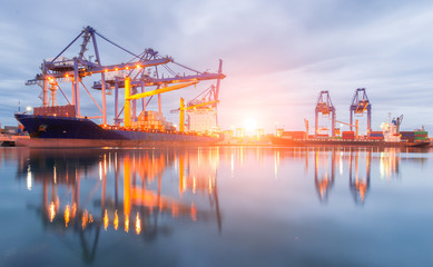 Obraz premium Containers loading Shipping by crane
