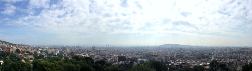 Fototapeta na wymiar Panorama-Blick über das bewölkte Barcelona von oben