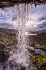 Fototapeta premium za małym wodospadem w Islandii