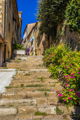 Fototapety  Aleja w średniowiecznym mieście Volterra w Toskanii