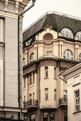 Obraz premium Fragment of the house with pillars and bas-relief