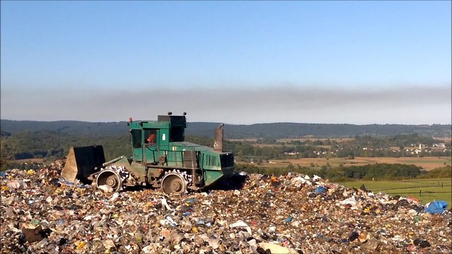 Engin qui pousse des d&eacute;chets
