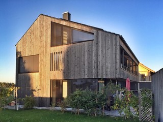 Holzhaus - moderne Fassade mit Holzverschalung  - 93195814