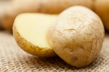 Kartoffeln auf Jute
