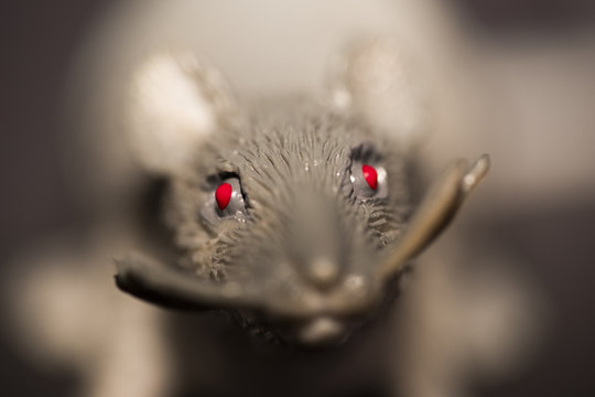 Gruselige Ratte mit roten Augen