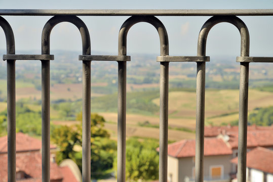 ringhiera in ferro battuto con vista panoramica sullo sfondo