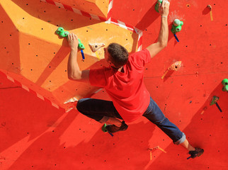 Ragazzo si arrampica sulla Roccia