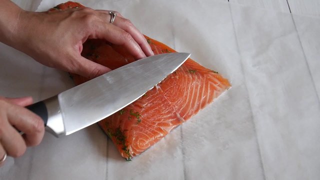 Slicing of salted salmon