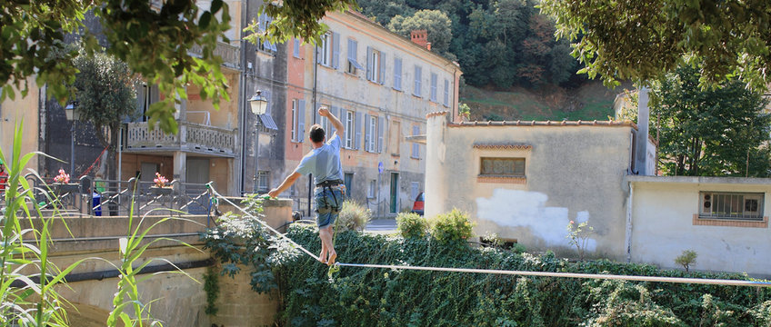 Camminare sospesi su una corda