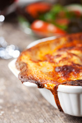 frische Lasagne in einer Auflaufform