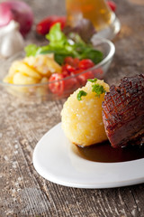 bayerischer Schweinebraten auf einem Teller