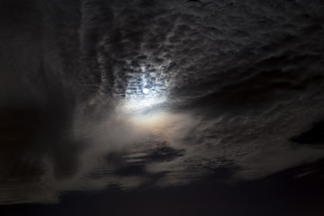 Luna spendente tra le nuvole