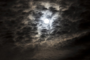 Luna splendente tra le nubi