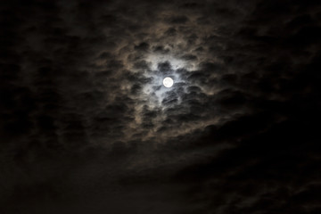 Naklejka na ściany i meble Luna splendente tra le nubi