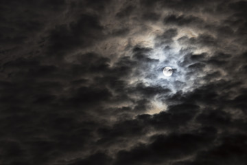 Luna splendente tra le nubi © lucia_lucci