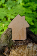 Naklejka premium wooden house on a background of nature, handmade