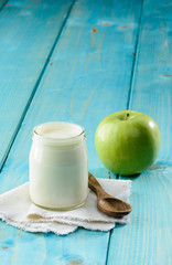 Colazione dietetica, yogurt naturale e mela