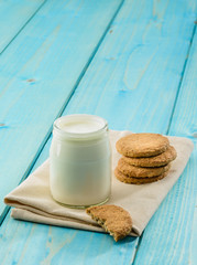 Colazione dietetica, yogurt e biscotti ai cereali, texture