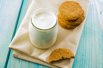 Colazione dietetica, yogurt naturale e biscotti ai cereali