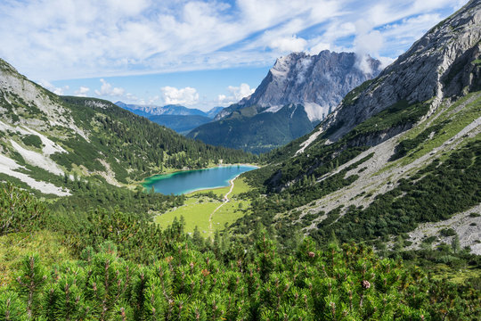 Zugspitze mit Bergsee