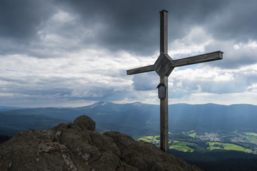 Fototapeta na wymiar Gipfelkreuz vor dramatischem Himmel