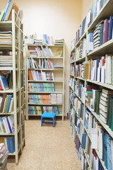 The image of books on the shelf in a library.