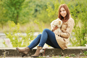 jolie femme avec lapin 