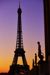 Obraz na płótnie Canvas Scenic view of the Eiffel tower during sunrise