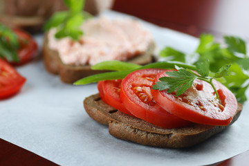 sandwich bread tomato sauce green healthy vegetables