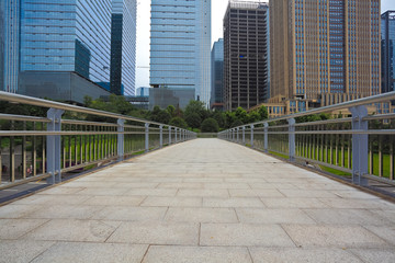 Fototapeta premium Pusta nawierzchnia drogi na tle nowoczesnych budynków miasta