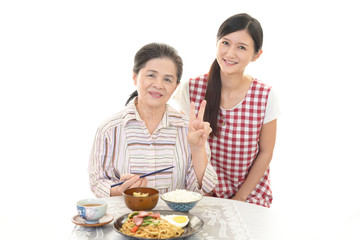 食事を楽しむ年配者