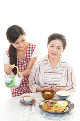 食事を楽しむ年配者