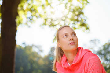 sportliche junge frau dehnt sich vor dem lauf im park