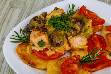 Roasted salmon with potato and tomato