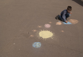 The child drawing space and planets