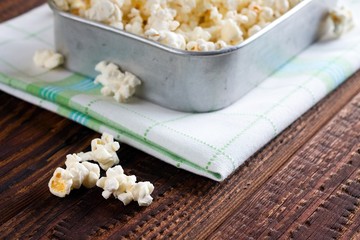 Few popcorn pieces nexto to full pan