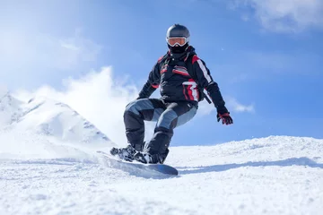 Papier Peint photo Sports dhiver snowboarder en action à la montagne