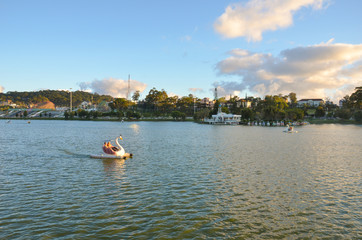 Naklejka premium Sunset on Xuan Huong lake, Dalat