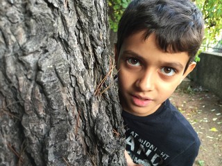 bambino che gioca a nascondino
