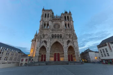 Fototapeten Kathedrale von Amiens zur blauen Stunde © maartenhoek