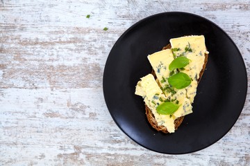 Sandwiches with Roquefort cheese