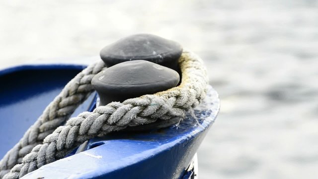 Schiffsbug schaukelt im Hafen