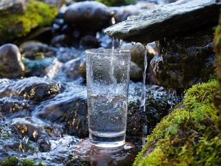  Natuurlijk drinkwater wordt in glas gegoten © arttim