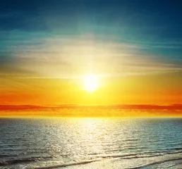 Foto op Plexiglas Zonsondergang aan zee goede zonsondergang over donkere zee
