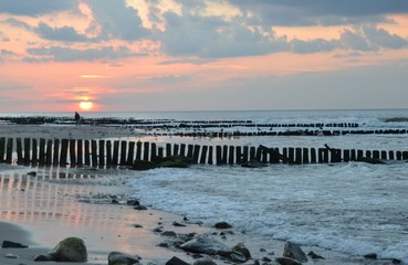 Fototapeta premium Zachód słońca na morzu. Jasne słońce na niebie. krajobraz plaży