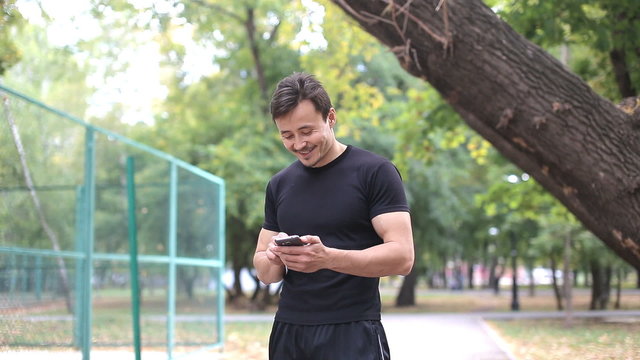 runner checks mail, writes reads sms, look in the phone