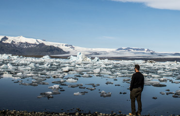 viaggiatore a Jökulsárlón Iceberg Lagoon